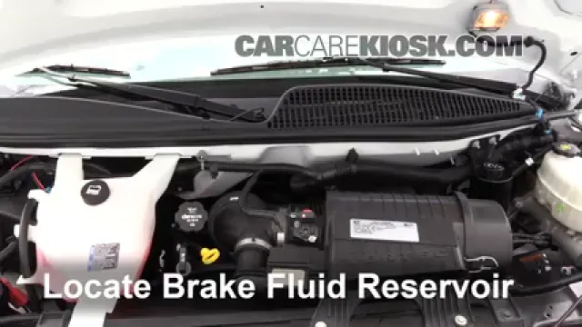 2017 Chevrolet Express 2500 4.8L V8 FlexFuel Extended Cargo Van Liquide de frein Contrôler le niveau de liquide de frein